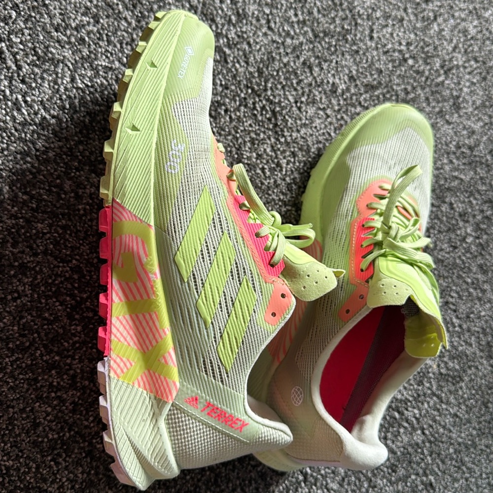 NEW WOMENS TERREX AGRAVIC FLOW 2 GTX - sz 11 Slightly used excellent condition.